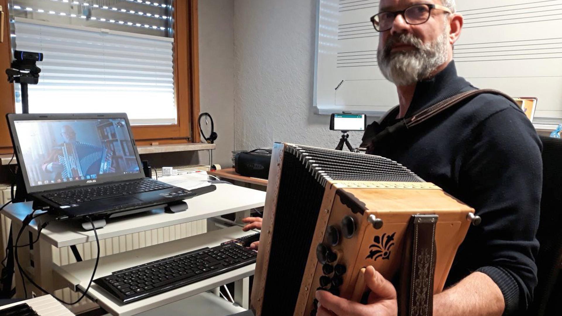 Mit Webcam und Bluetooth-Verstärker unterrichtet Thomas Autenrieth aus Knittlingen seine Schüler an der Steirischen Harmonika oder an Tasteninstrumenten.