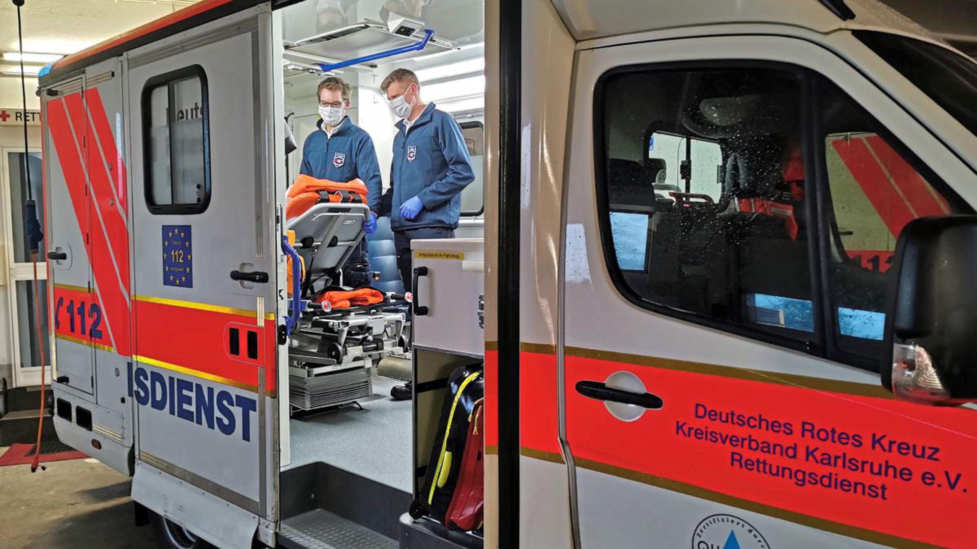 Vorbereitung bei den Rettungskräften: Das Deutsche Rote Kreuz im Kreisverband Karlsruhe hat seine 30 Fahrzeuge seit Wochen bereits ausgestattet mit Schutzkleidung sowie mit Mund-Nasen-Schutzmasken der höchsten Sicherheitsklasse.