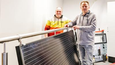 Zwei Männer mit Solarpanel.
