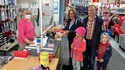 Einkaufserlebnis statt Online-Shopping: Familie Wolf aus Diedelsheim nutzt gleich den ersten Tag der Geschäftsöffnung, um bei Schuhmode Noll in der Brettener Fußgängerzone Sandalen für die Kinder zu kaufen.