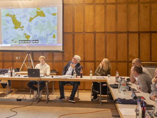 Potenziell von Windkraftanlagen umzingelt sähe sich Gondelsheim bei der Verwirklichung der Pläne des Regionalverbandes, demonstrierte Bürgermeister Rupp dem Gemeinderat.