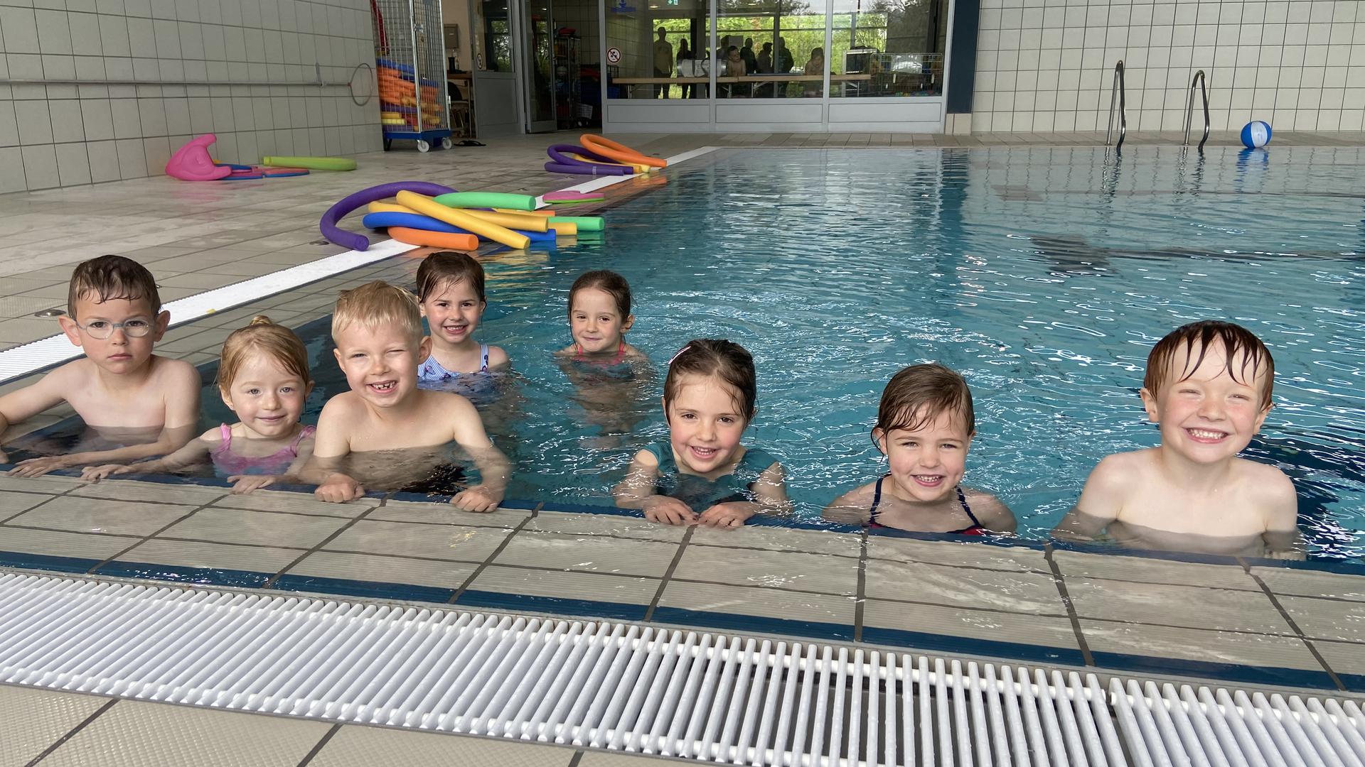 These children from Gondelsheim are currently learning to swim on the initiative of the mayor of Gondelsheim, Markus Rupp. 