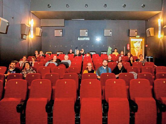 In Corona-Zeiten müssen auch im Brettener Kino immer drei Sitze zwischen den jeweiligen Gästegruppen frei bleiben, zudem ist jede zweite Sitzreihe gesperrt. Bis die Besucher auf ihren Plätzen sind, müssen sie eine Mund-Nasen-Maske tragen.