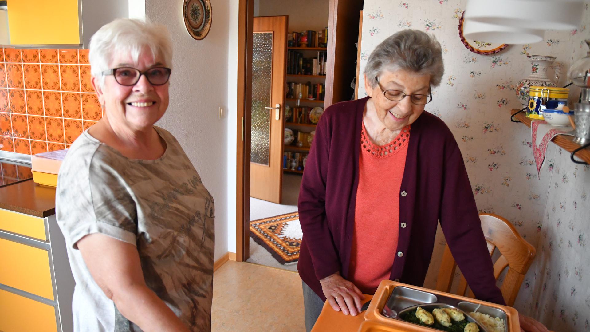 Lieferservice: Helene Klein (links) bringt Renate Alex das Mittagessen. Bis vor einem halben Jahr hat sich Alex noch selbst versorgt. 
