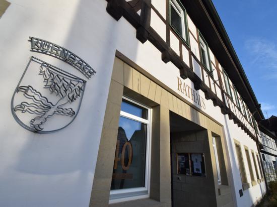 Der Eingang zum Rathaus in Kürnbach (mit Wappen)