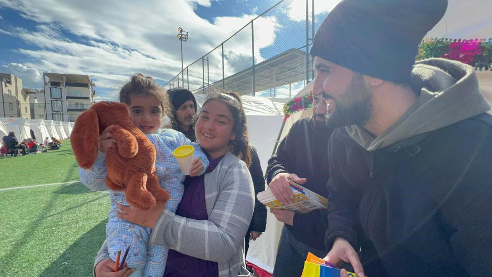 Auch das muss sein: Neben Essen und Kleidung bringen die Helfer aus Deutschland auch Spielzeug mit in die Zeltstädte. Ein kleines Mädchen freut sich ganz offensichtlich über seinen neuen Teddy.