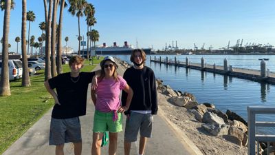 Sonnenschein und Söhne: Ute Severin steht mit ihren Jungs Leo (links) und Max an der Kalifornischen Küste.