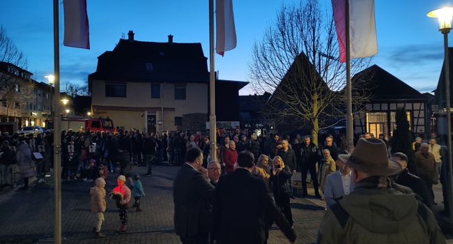Immer mehr Interessierte finden sich vor dem Kürnbacher Rathaus ein. Die Spannung steigt.