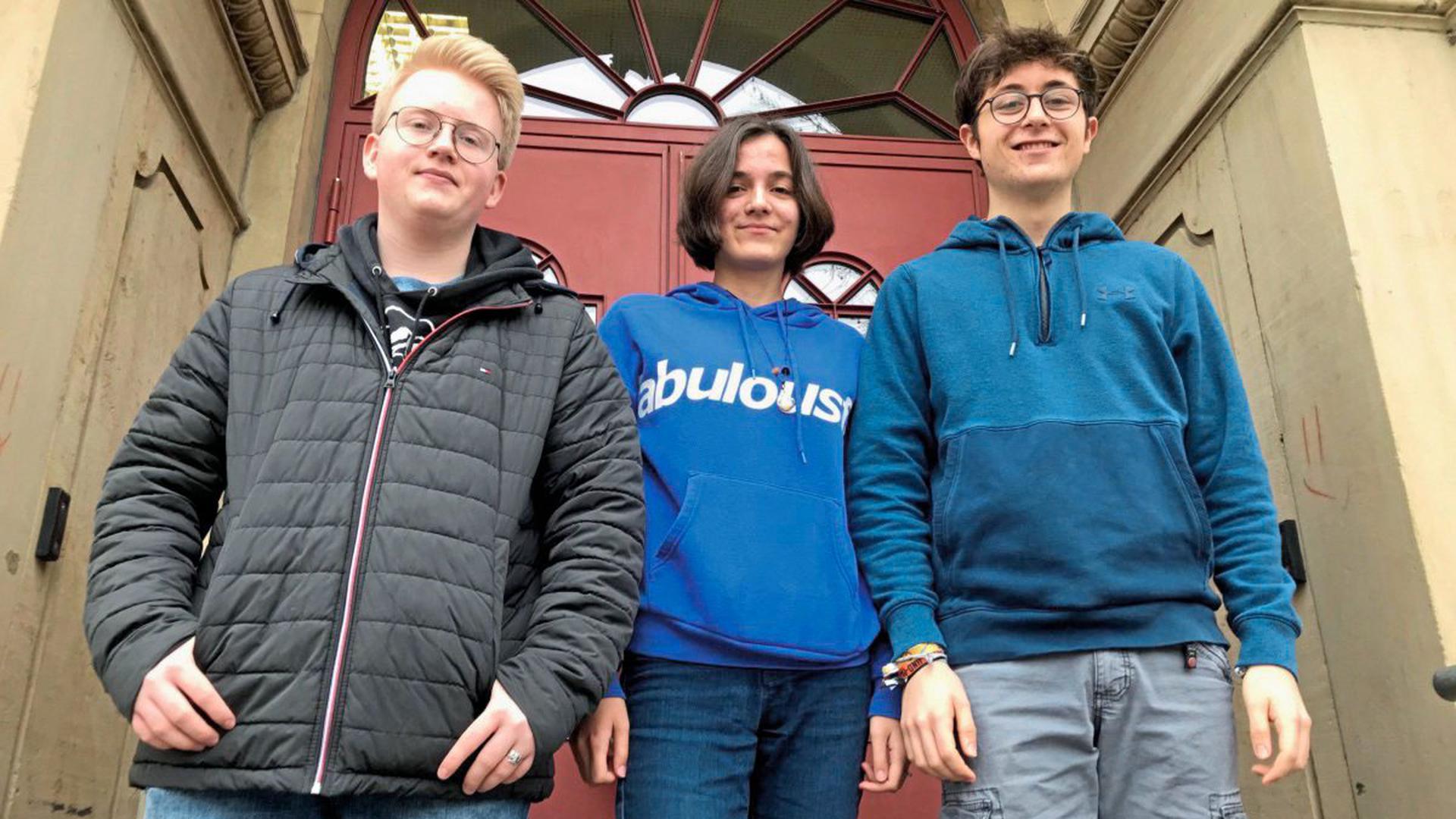 Engagiert im Stolpersteinprojekt: (von links) Ian Deuerer (17) aus Jöhlingen, Caroline Eichenberg (17) aus Diedelsheim und Patrick Opacic (18) aus Bretten.