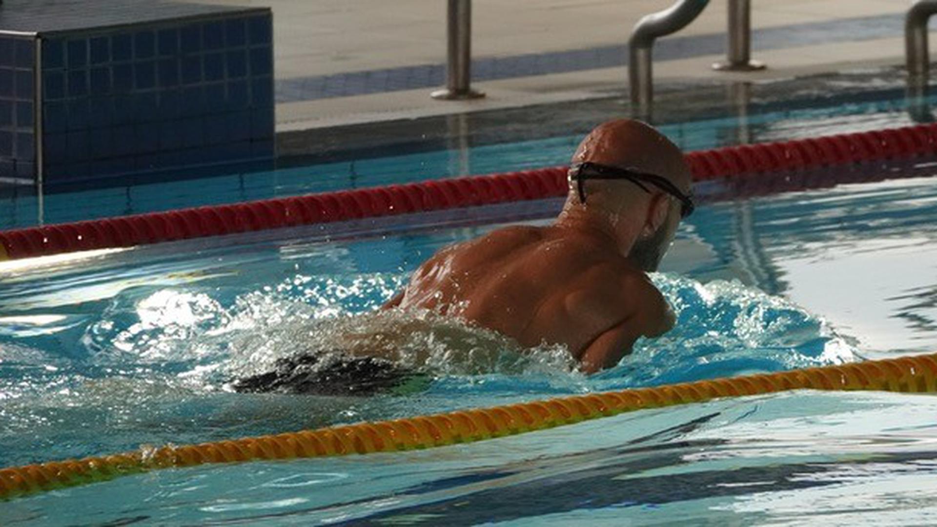 Max Müller beim Schwimmen.