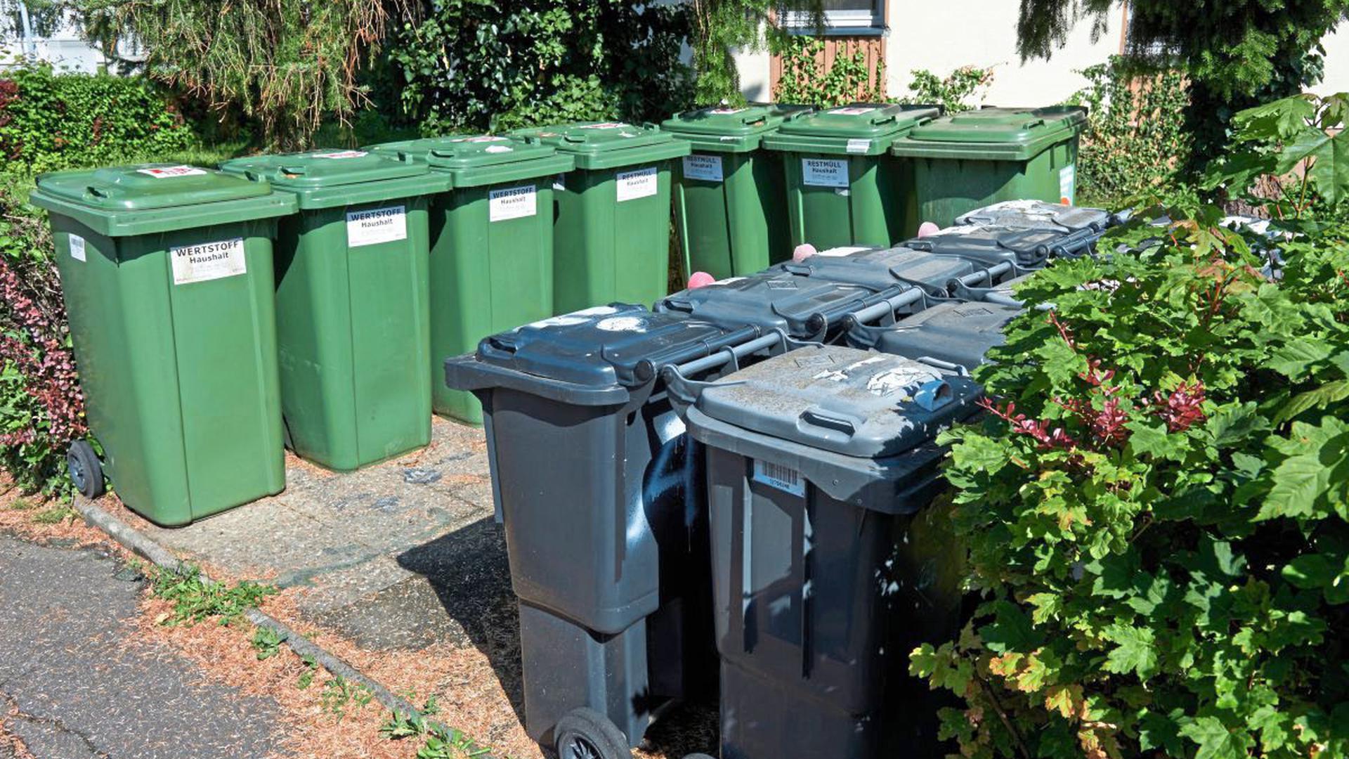 Die schwarze Restmülltonne und die grüne für den Wertstoff bekommen im Landkreis Karlsruhe Zuwachs. Ab 2021 können sich Einwohner für die Biotonne entscheiden. Sofern sie organischen Müll nicht selbst kompostieren oder wegbringen.