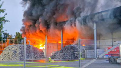 Die Halle einer Recyclingfirma in Oberderdingen-Flehingen brennt.