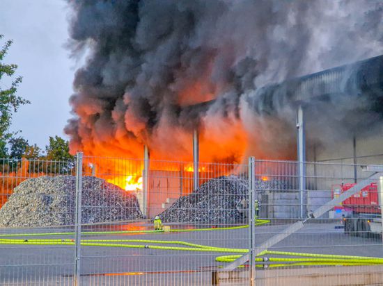 Die Halle einer Recyclingfirma in Oberderdingen-Flehingen brennt.