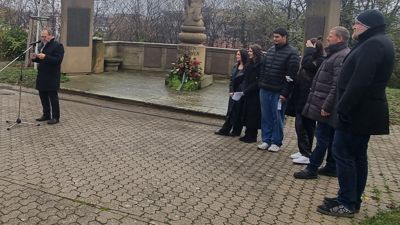 Bürgermeister Thomas Nowitzki gedachte auf dem Friedhof den Verstorbenen.
Schülerinnen und Schüler der Strombergschule Oberderdingen sprachen Gebete
und mahnten zum Frieden.