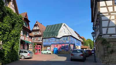 Das sogenannte Blaue Haus ist ein Denkmal in Oberderdingen an der Ecke der Oberen Gasse und der Hinteren Gasse. Es ist in schlechtem Zustand. Das Dach ist seit Jahren nur mit Folie bedeckt. 