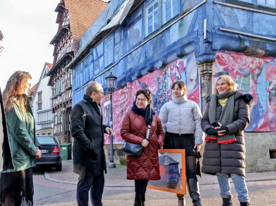 Vier Frauen und zwei Männer stehen vor dem Blauen Haus in Oberderdingen