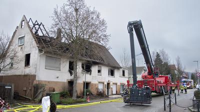 Haus, Kran, Brand, Dach zerstört