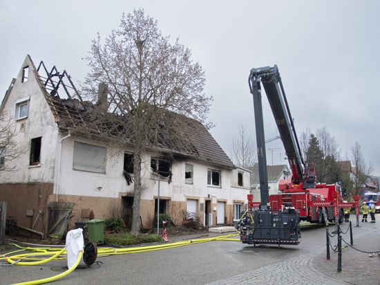 Haus, Kran, Brand, Dach zerstört