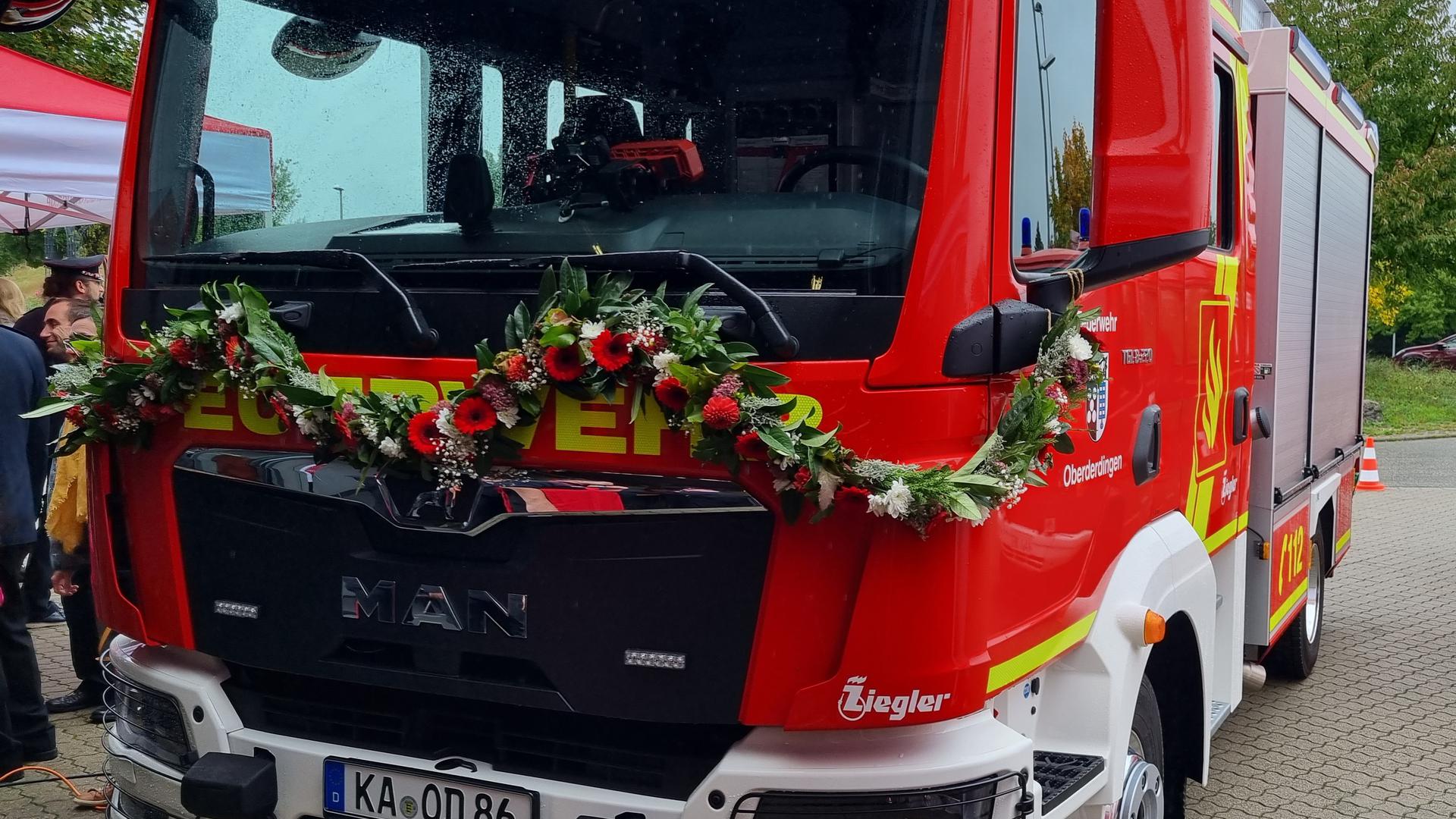 Feuerwehrauto mit Blumenkranz