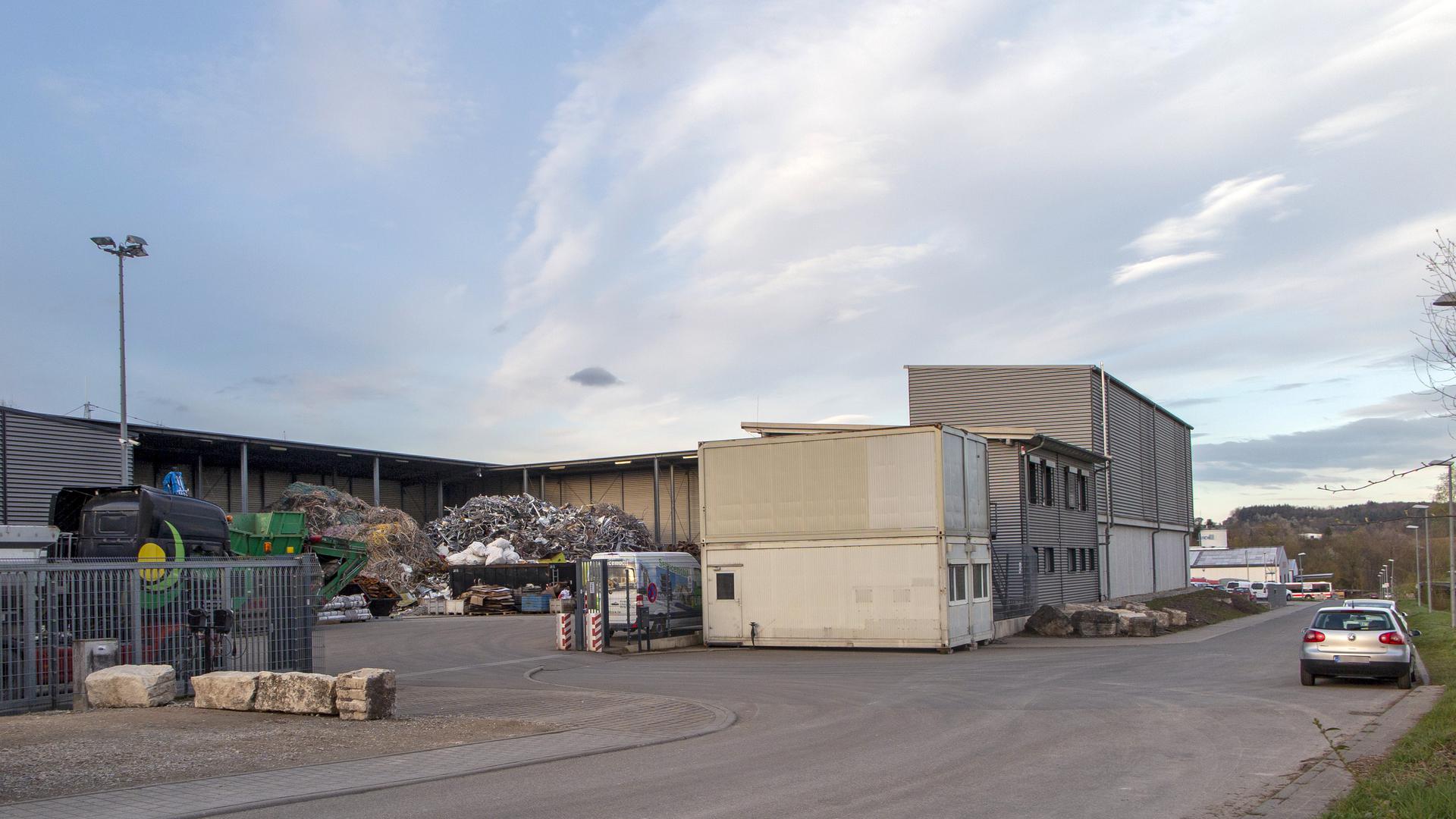 Ein Sperrmüllhaufen entzündete sich in diesem Bereich der Flehinger Recyclingfirma Schwarz