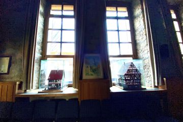 Zwei Modelle von Fachwerkhäusern stehen in einem Fenster des Ratssaals in Oberderdingen. 