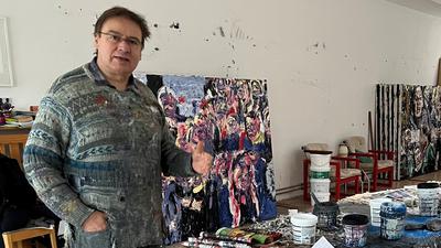 Farbenfroh: In seinem Atelier in Oberderdingen greift Harald Kille zu Pinsel und Spachtel. An einer Serie mit zwölf Bildern arbeitet er rund neun Monate.