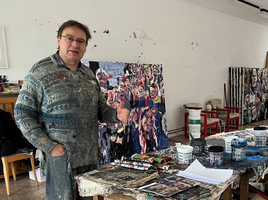 Farbenfroh: In seinem Atelier in Oberderdingen greift Harald Kille zu Pinsel und Spachtel. An einer Serie mit zwölf Bildern arbeitet er rund neun Monate.