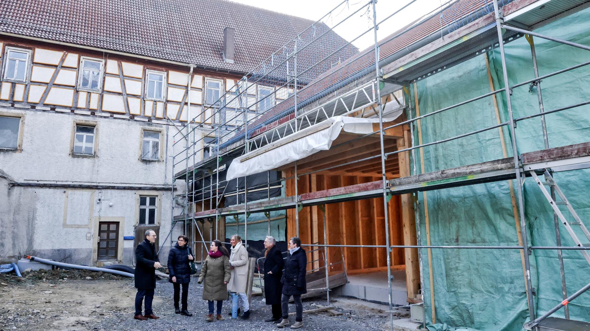 Der Rohbau steht: Im neuen Seitentrakt der Alten Mühle in Flehingen entsteht für 1,3 Millionen Euro ein Café, das Inklusionsprojekt betreibt das „Mühlwerk Sinneswandel“. Besuch aus Stuttgart begutachtet das Vorhaben. 