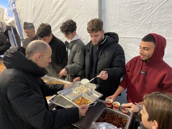 Lang waren die zwei Schlangen an den Essensausgaben beim gemeinsamen Fastenbrechen und dem "Offenen Suppentopf" bei der DITIB - Türkisch-Islamischen Gemeinde zu Oberderdingen.
