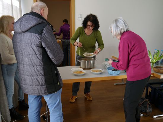 Teller um Teller füllt Ulrike Haag-Kazenmaier mit der leckeren Gemüsesuppe, die von den Gästen sehr gelobt wird