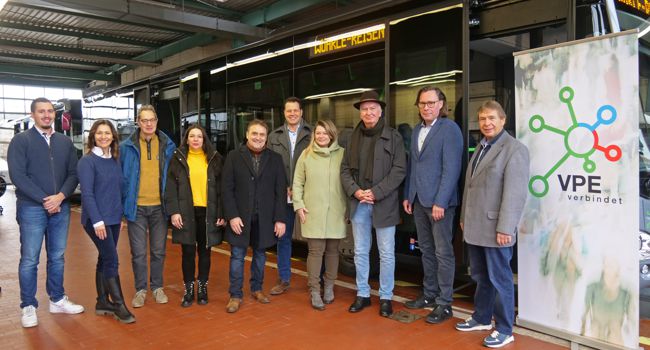 Das Busunternehmen Wöhrle Reisen wird drei Linien im VPE-Gebiet übernehmen. Gefeiert wurde das am Montagmorgen im Beisein zahlreicher Enzkreis-Bürgermeister und Vertreter von Unternehmen und VPE.