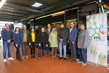 Das Busunternehmen Wöhrle Reisen wird drei Linien im VPE-Gebiet übernehmen. Gefeiert wurde das am Montagmorgen im Beisein zahlreicher Enzkreis-Bürgermeister und Vertreter von Unternehmen und VPE.
