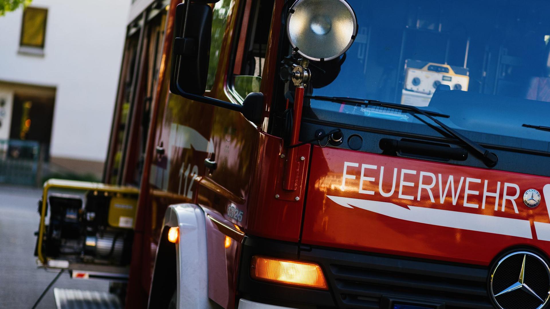 ARCHIV - Ein Einsatzfahrzeug der Feuerwehr. Foto: Philipp von Ditfurth/dpa/Symbolbild