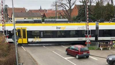 In Schrittgeschwindigkeit passieren zwei Züge den Bahnübergang Gondelsheim, nachdem die technische Anlage ausgefallen war.