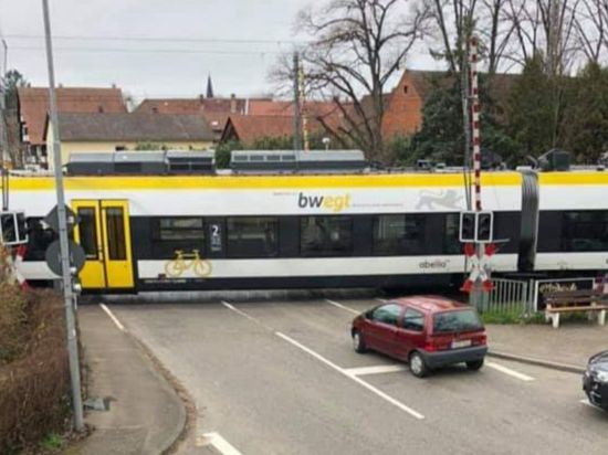 In Schrittgeschwindigkeit passieren zwei Züge den Bahnübergang Gondelsheim, nachdem die technische Anlage ausgefallen war.
