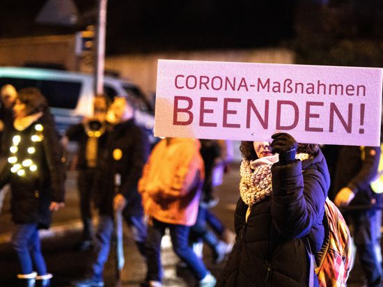 Menschen ziehen bei einer Demonstration gegen die Corona-Maßnahmen der Bundesregierung durch Stuttgart. +++ dpa-Bildfunk +++