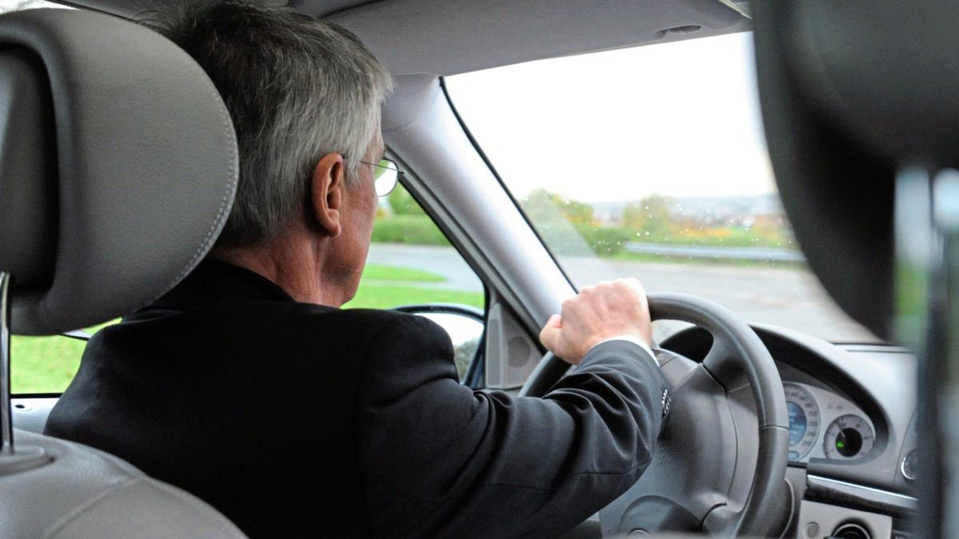 Ein Rentner am Steuer beim Fahrsicherheitstraining. Kritik an Autofahrern fortgeschrittenen Alters ist nach Unfällen immer dann zu hören, wenn diese von Senioren verursacht wurden. Die selbstkritische Einschätzung der Fahrtüchtigkeit ist wichtig, sagen Experten.