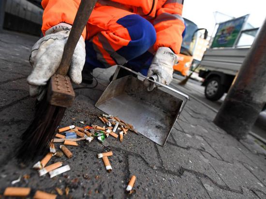 Das Wegwerfen von Zigarettenkippen und anderem Müll soll in Rastatt künftig mit höheren Strafen belegt werden.