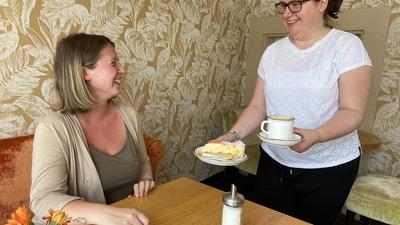 Kimberly Hochmuth aus Kraichtal genießt Kaffee und Kuchen, serviert von Inhaberin Isabell Schillinger.