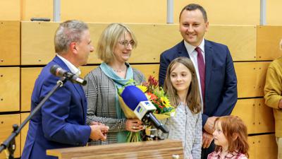 Bürgermeisterstellvertreter Ulrich Fischer (links) überreicht der künftigen Bürgermeistergattin Jessica Bolg Blumen. Auch der frisch gebackene Wahlsieger Simon Bolg und die Töchter freuen sich sichtlich.