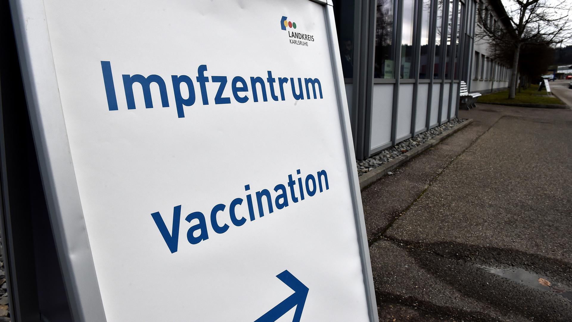 Ein Schild weist den Weg zum Impfzentrum in Sulzfeld.