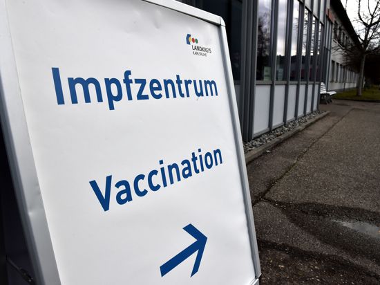 Ein Schild weist den Weg zum Impfzentrum in Sulzfeld.