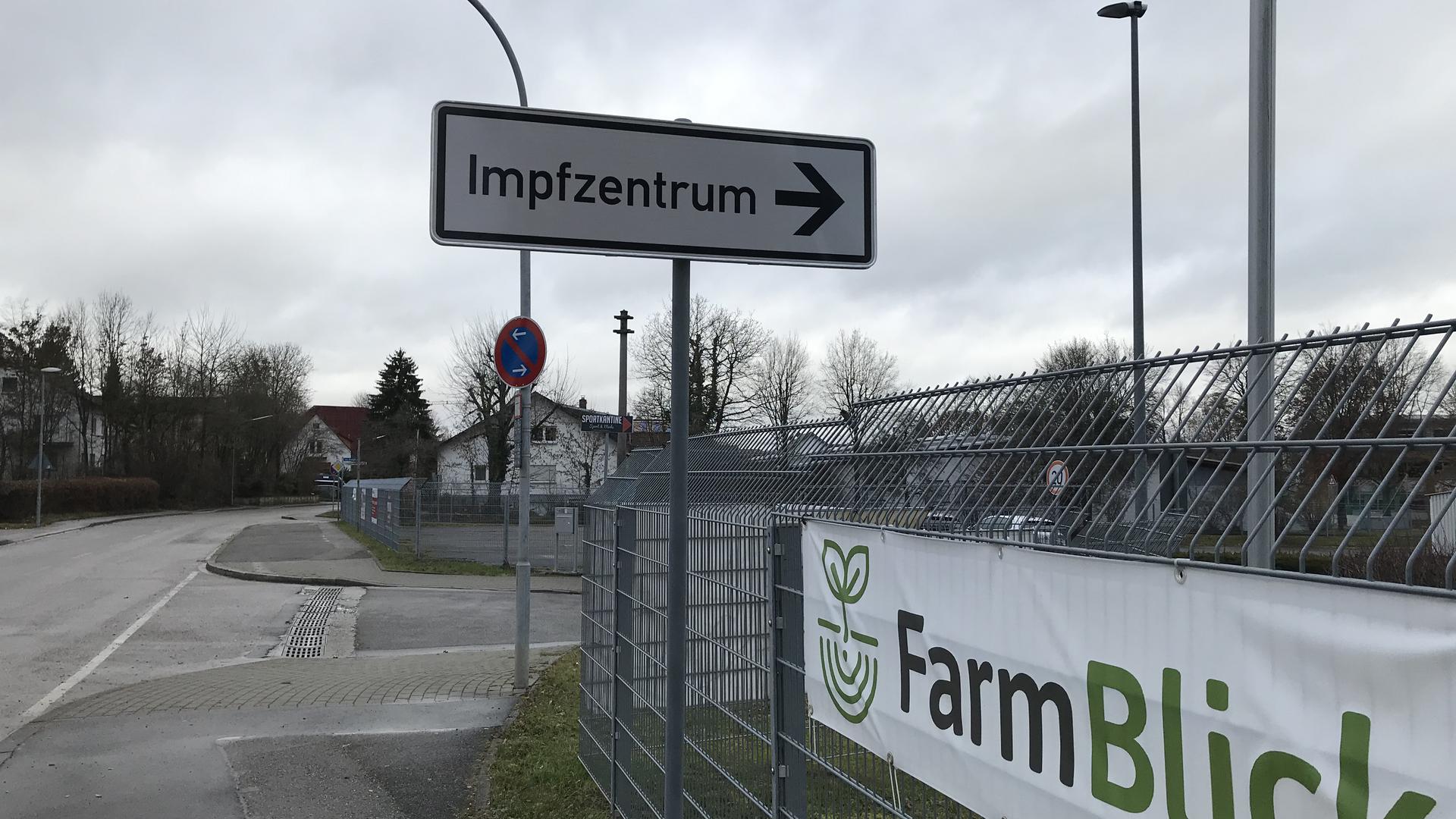 In Sulzfeld weisen Schilder bereits den Weg zum Impfzentrum. 