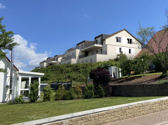 Ein größeres Mehrfamilienhaus steht künftig wohl zwischen Einfamilienhäusern an der Kirchstraße in Sulzfeld, geht es nach den Plänen der Immobilienfirma. 