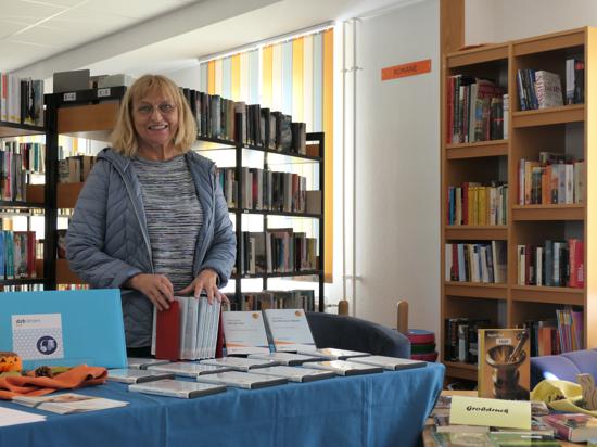 Die Gemeindebibliotheksleiterin Anne Müller hat maßgeblich dazu beigetragen, dass der Service, der sich direkt an Menschen mit nachlassender Sehkraft wendet, nach Sulzfeld gekommen ist.