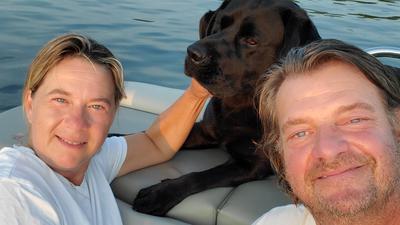 Sind gemütlich unterwegs: Peter Pfefferle und seine Frau Natacha Carpentier schippern mit Hund Beau in Vermont, USA, über den See.