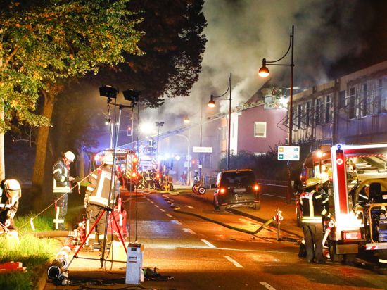 Einsatzkräfte der Feuerwehr löschen den Brand in einem Wohnhaus in Bretten.
