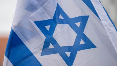 Die israelische Flagge weht im Wind.