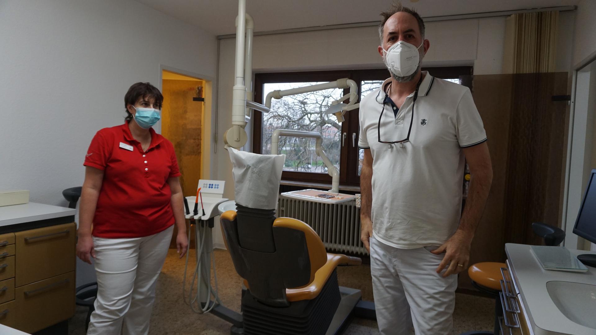Dr. Thomas Ruef und seine Assistentin haben ihren Behandlungsplatz
 vorbereitet und erwarten den nächsten Patienten