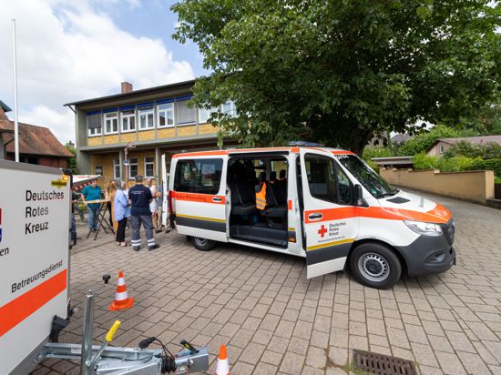 Der DRK-Ortsverein Zaisenhausen stellt auf dem Rathausvorplatz seine neuen DRK-Fahrzeuge vor.
